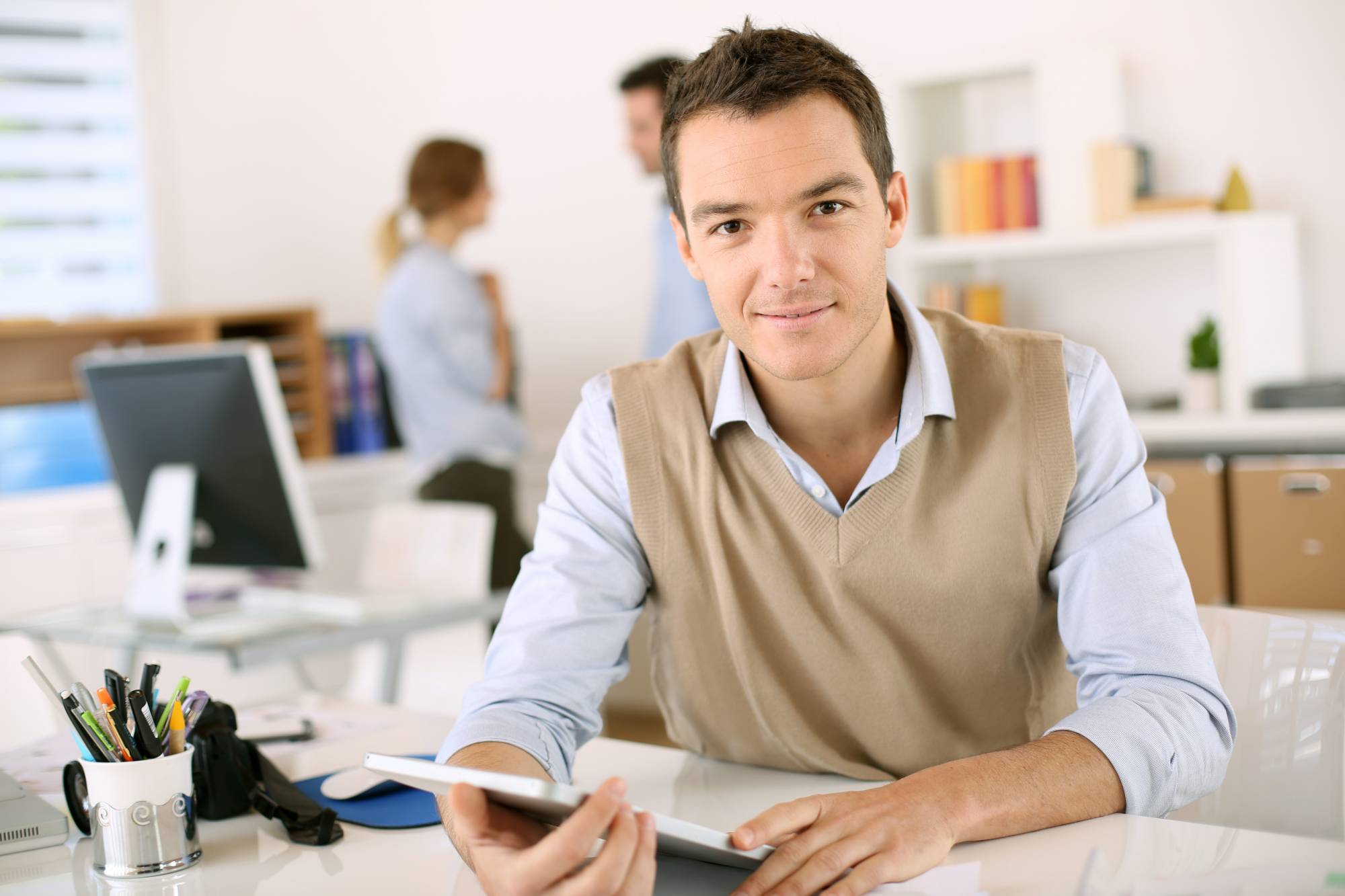 Офисный работник, <span style="font-weight: 400;">который на выходных делает описания товаров для знакомого, торгующего на Wildberries. </span>